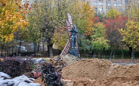 В Яблоневом сквере полным ходом идёт обновление