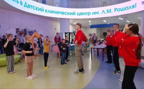 Активисты Движения Первых поддержали юных пациентов Детского клинического центра им. Л. М. Рошаля
