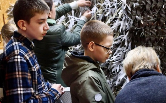 Ученики шестого прокадетского класса МБОУ Лицей № 1 в Нахабино в свободное от учёбы время помогают в создании маскировочных сетей и окопных свечей на базе храма Покрова Пресвятой Богородицы