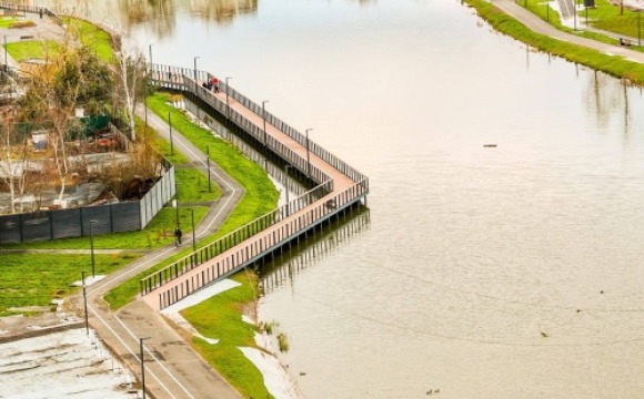 Набережная Торфяного озера в Нахабино доступна для прогулок