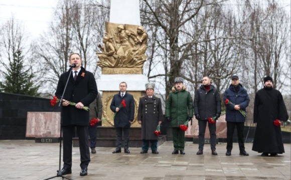 Дмитрий Волков возложил цветы к подножию мемориала «Рубеж обороны Москвы»