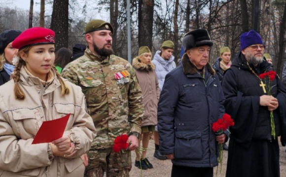 Церемония возложения цветов к Вечному огню