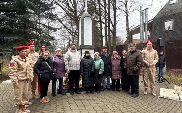 У обелиска павшим воинам в Сабурово прошла церемония возложения цветов.