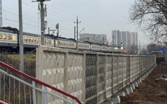 В Подмосковье с начала года оборудовали более 2,6 тыс. м ограждений вдоль ж/д путей, из них свыше 1,5 тыс. метров — железобетонные