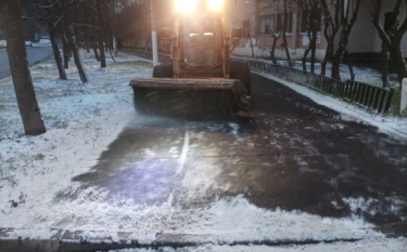 В Красногорске коммунальные службы ведут уборку снега