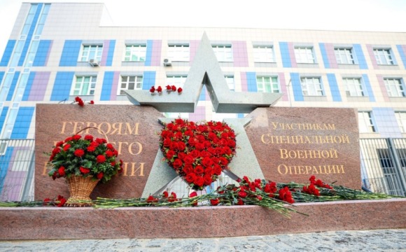 У школы «Мозаика» открыли мемориал Героям СВО