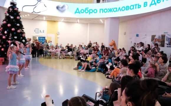 Новогодний праздник отметили в Детском научно-клиническом центре имени Л. М. Рошаля