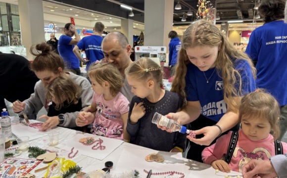 Красногорские партийцы провели ежегодную акцию «Мастерская Деда Мороза» в торговом центре «Красный кит»