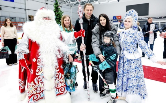 Дмитрий Волков принял участие в акции «Елка желаний» на Арене им. В.В. Петрова