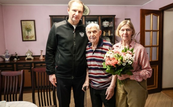 Дмитрий Волков поздравил с наступающим Новым годом и светлым праздником Рождества Христова участника Великой Отечественной войны – Николая Кузьмича Воротилина