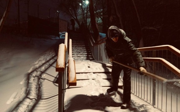 В парках Красногорска с раннего утра ведутся активные работы по уборке снега