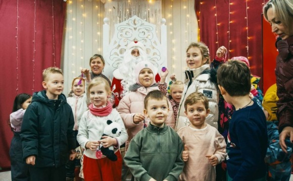 Более 300 маленьких жителей округа пришли в гости к Деду Морозу в Новогодние каникулы