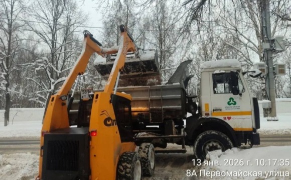 Дорожно-коммунальные службы Красногорска продолжают борьбу со снежными завалами, охватившую весь городской округ. Из-за большого объёма работы уборка ведётся планомерно, круглосуточно, без остановок