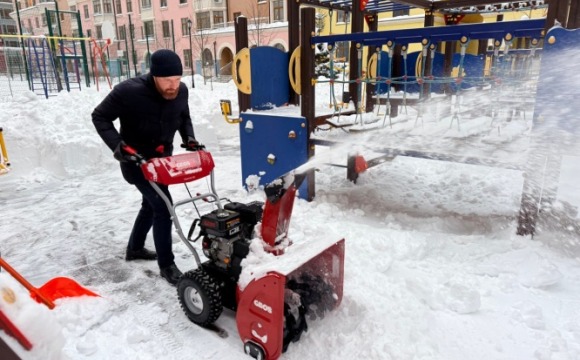 На всех территориях округа продолжаются работы по уборке снега. К профессиональным дорожным и коммунальным службам активно подключаются местные жители