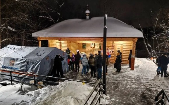 На Патриаршем подворье храма великомученика Димитрия Солунского в селе Дмитровское отмечают православный праздник Крещения Господня 