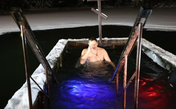 Глава городского округа Красногорск Дмитрий Владимирович Волков окунулся в Крещенскую купель