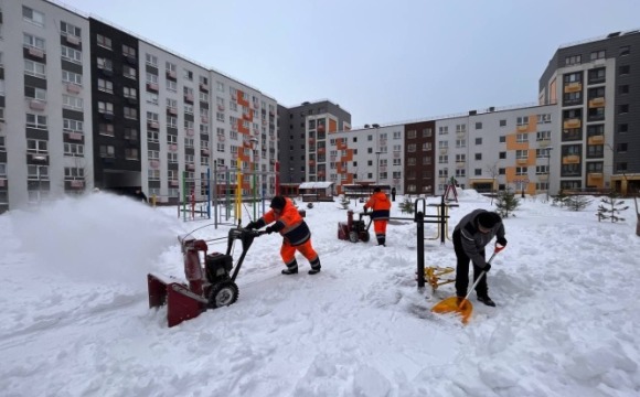 Снежный десант на улицах Красногорска – жители вместе с представителями администрации округа и депутатами вышли в эту субботу, чтобы вызволить любимый город из снежного плена