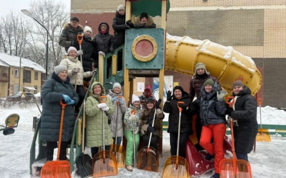 В субботнике также приняли участие представители управления образования