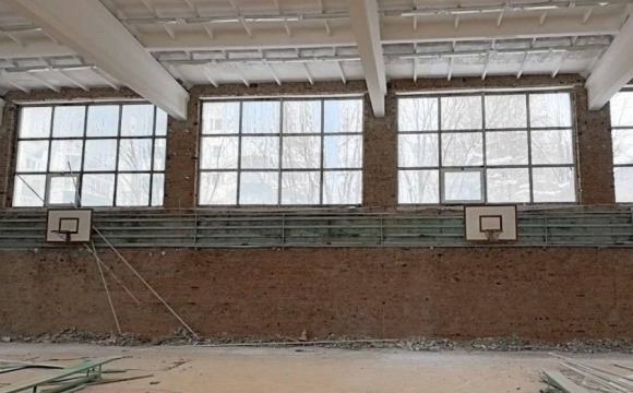В Красногорске на Пионерской улице продолжается капитальный ремонт спортшколы олимпийского резерва по баскетболу