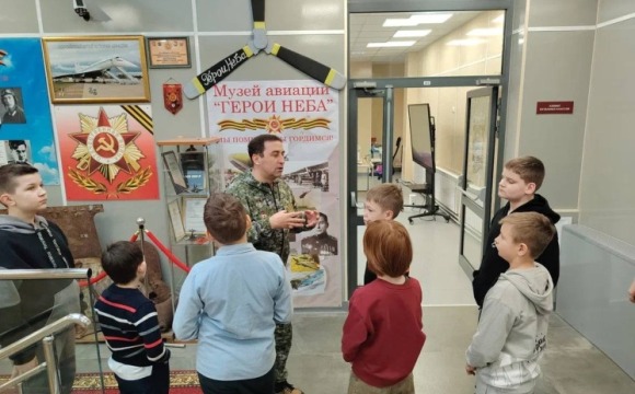 В Образовательном центре «Лидер» для детей участников СВО из городского округа Красногорск волонтерская группа «Берегини СВО Красногорск» организовала экскурсию в музей «Герои неба»