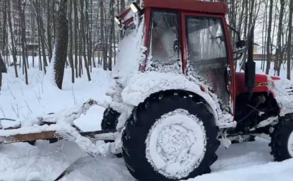 После прохождения снежного циклона в Красногорске продолжаются работы по уборке территорий