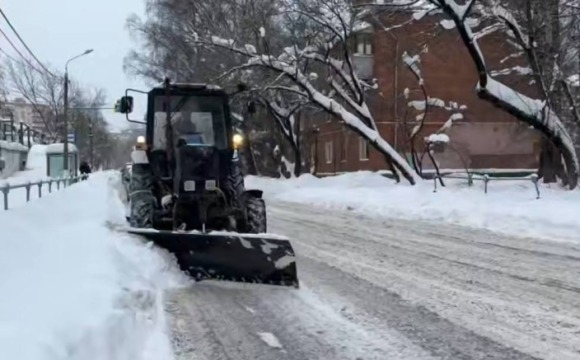 Дорожно-коммунальные службы Красногорска продолжают борьбу со снегом, охватившую весь городской округ