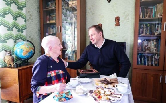 Дмитрий Волков поздравил с 93-летием жительницу блокадного Ленинграда Людмилу Владимировну Ганзееву