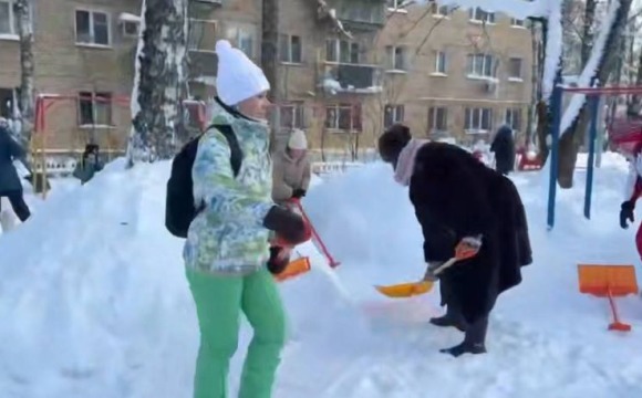 Во дворе на улице Кирова прошел зимний субботник