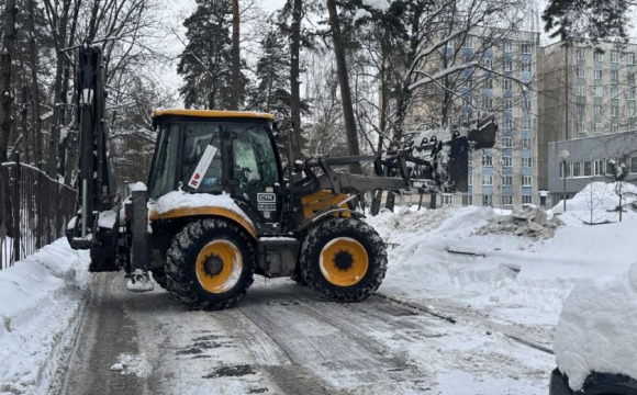 На территориях во время субботника задействована снегоуборочная техника