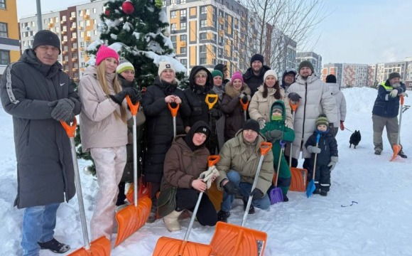 Жители ЖК «Новая Рига» совместно с заместителем главы городского округа Красногорск Даниилом Зеленевым и сотрудниками администрации вышли на субботник