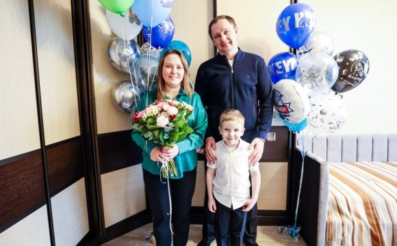 Дмитрий Волков навестил семью погибшего Героя и поздравил сына с Днём рождения