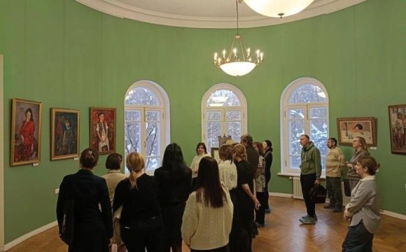 В усадьбе Знаменское-Губайлово открылась выставка портретиста Сайды Афониной