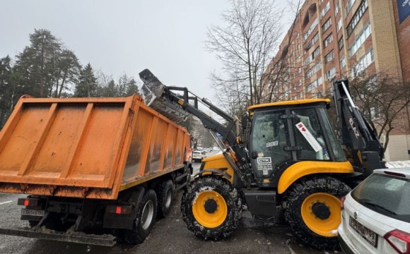 На территориях во время субботника задействована снегоуборочная техника