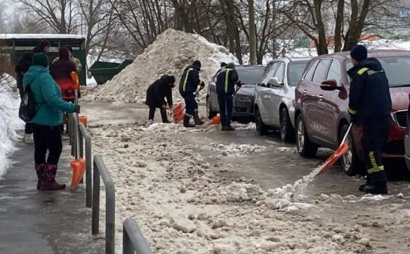 В Нахабино проходит субботник на улице 11 Саперов