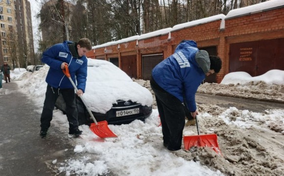 Активисты «Молодой Гвардии Единой России» вышли на субботник возле Общественной приемной партии на Лесной, 9