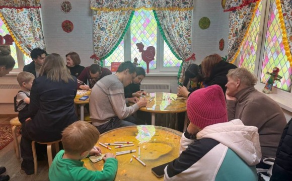 Мастер-класс по росписи деревянных сувениров прошел в Доме Масленицы в Красногорске