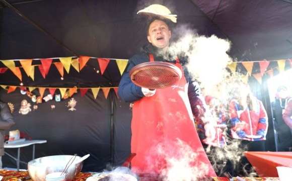 Дмитрий Волков угостил блинами гостей ледового спидвея на стадионе «Зоркий»