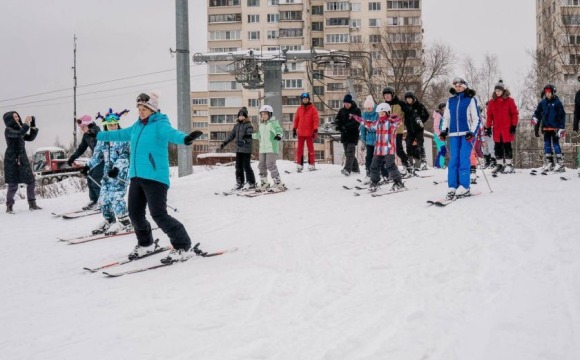 Покататься на лыжах или сноуборде можно на Черневской горке в Красногорске