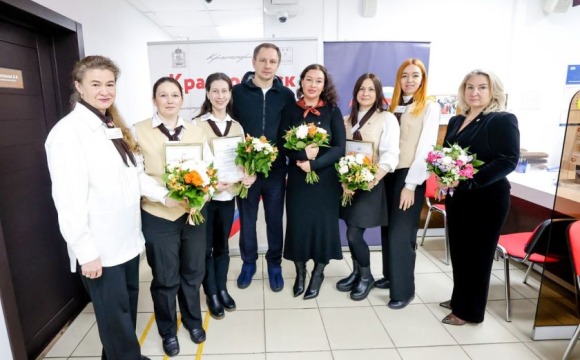 Дмитрий Волков посетил МФЦ в Мечниково и поздравил сотрудниц с наступающим 8 Марта