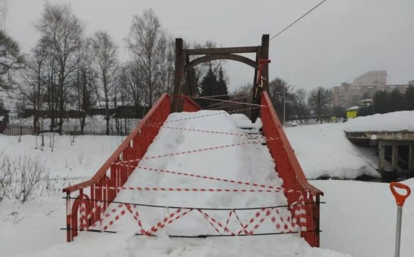 Разрушившийся в поселке Красногорска мост демонтируют до конца апреля