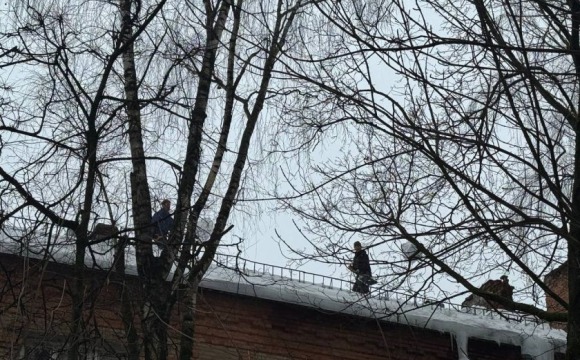 В Красногорске активно идет очистка крыш от снега и наледи