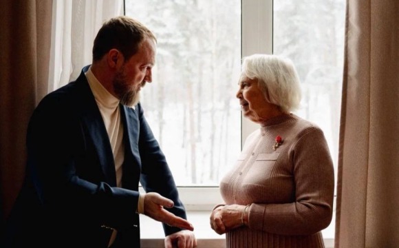 Сергей Колунов поздравил с 8 Марта ветерана МВД Раису Митрофановну Мишину