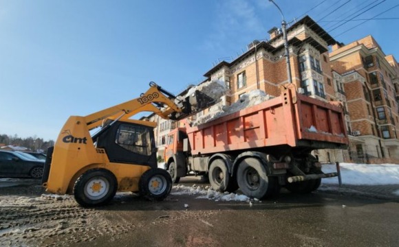 В Красногорске продолжается вывоз снега