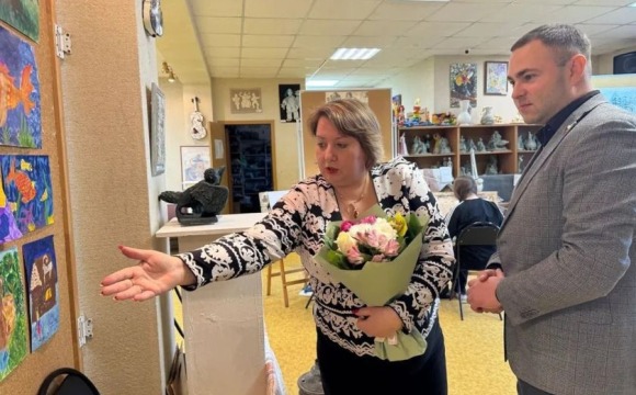 Красногорские партийцы поздравили педагогов Нахабинской школы искусств с праздником в преддверии Дня работника культуры