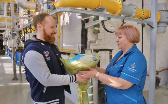 Личное участие - депутат Совета депутатов Красногорска Артур Бадретдинов поздравил сотрудницу Теплосети с юбилеем