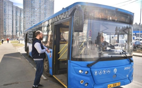 Заместитель руководителя фракции «Единая Россия» в местном Совете депутатов Артур Бадретдинов проверил работу нового маршрута №1542 от метро «Тушинская» до ЖК «Изумрудные холмы»