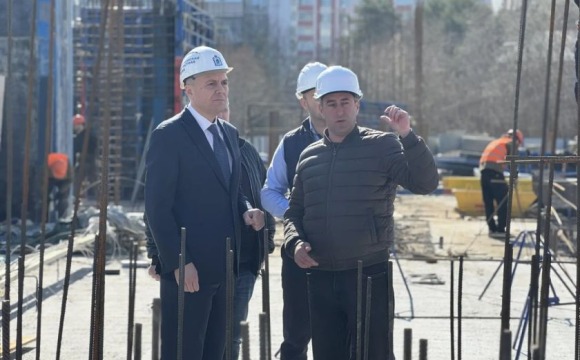 Депутатский контроль: Роман Володин проинспектировал строительство поликлиники в Нахабино