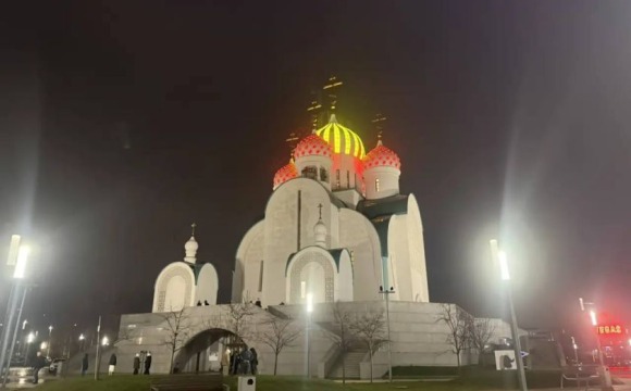 Пасхальными цветами озарились купола Никольского храма в Красногорске