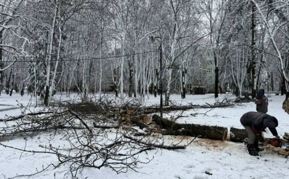 Сотрудники городских служб Красногорска работают в усиленном режиме после обильного снегопада