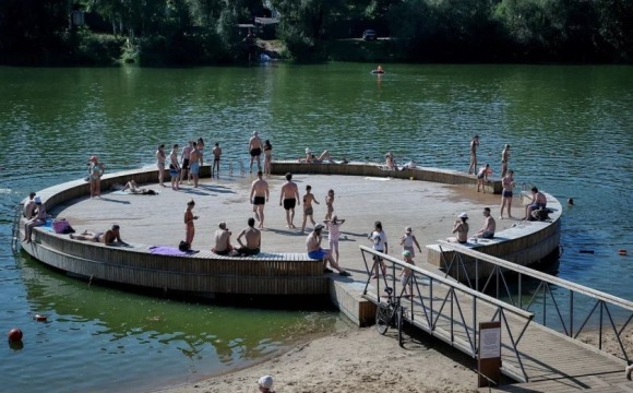 В первые выходные июня пляжи в подмосковном Красногорске посетили свыше 5 тысяч жителей и гостей округа. Наибольшей популярностью пользовалась зона отдыха на набережной реки Синички
